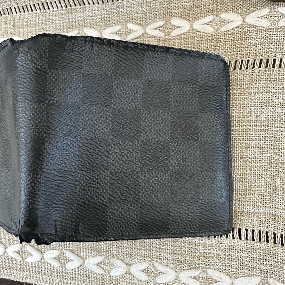 LOUIS VUITTON
Damier Graphite Slender Wallet - Picture 4 of 17